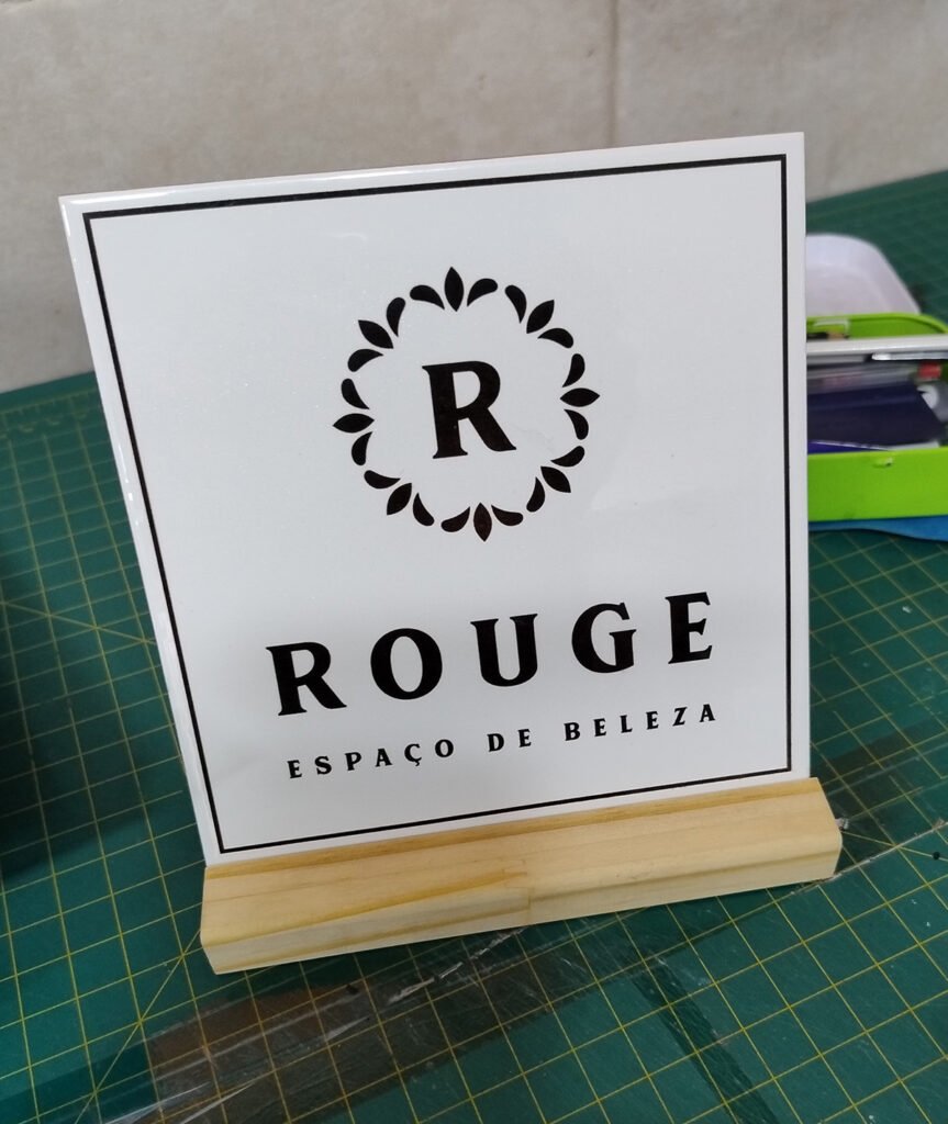 Processo de produção artesanal de estamparia na Customiza BH, ateliê de serigrafia em Belo Horizonte