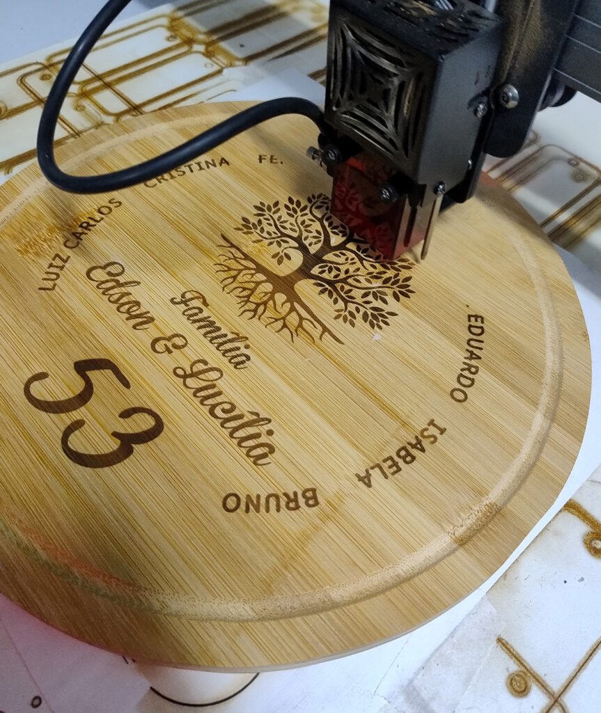 Processo de produção artesanal de estamparia na Customiza BH, ateliê de serigrafia em Belo Horizonte